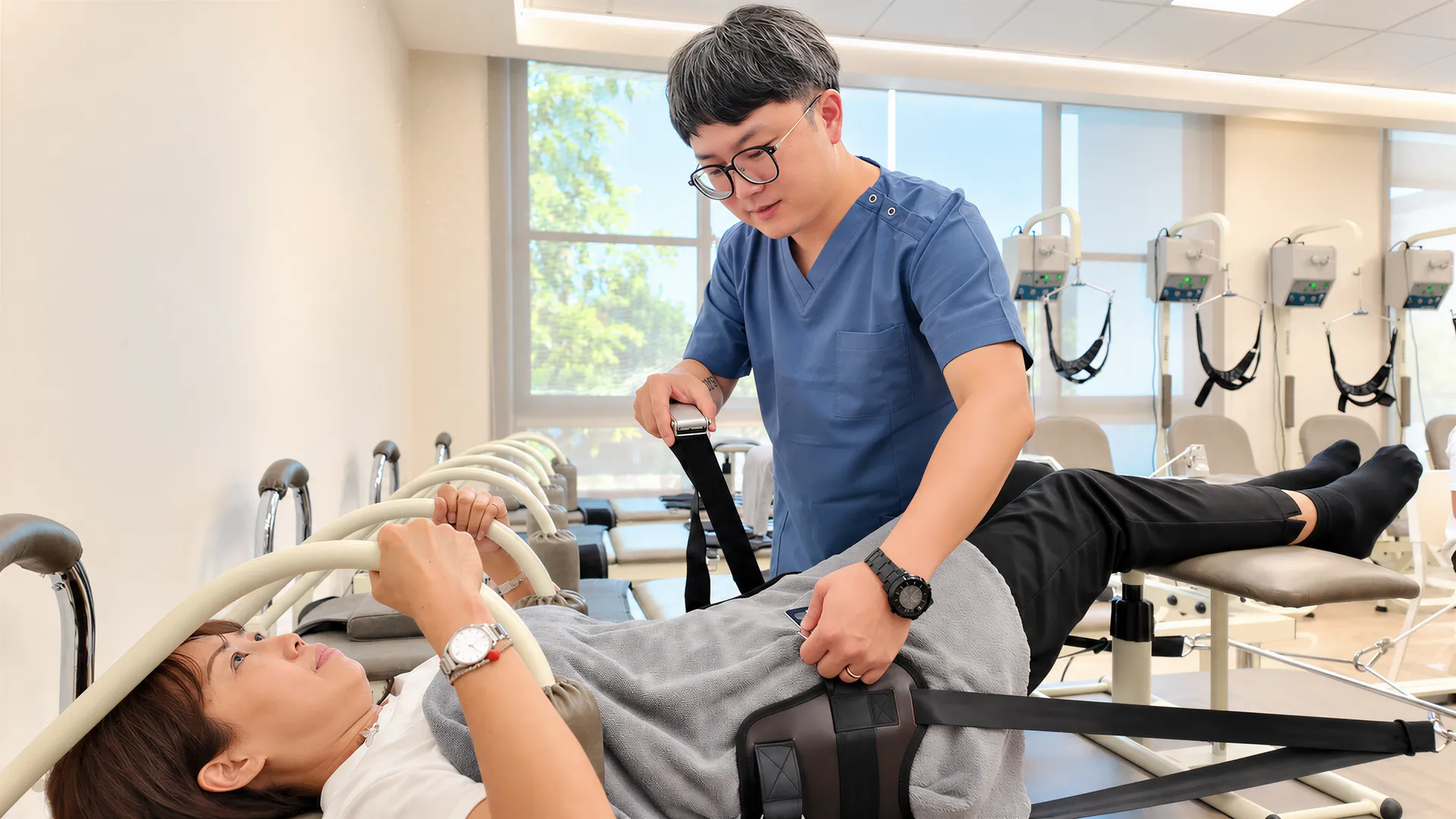 物理治療師在復健大廳協助腰椎牽引