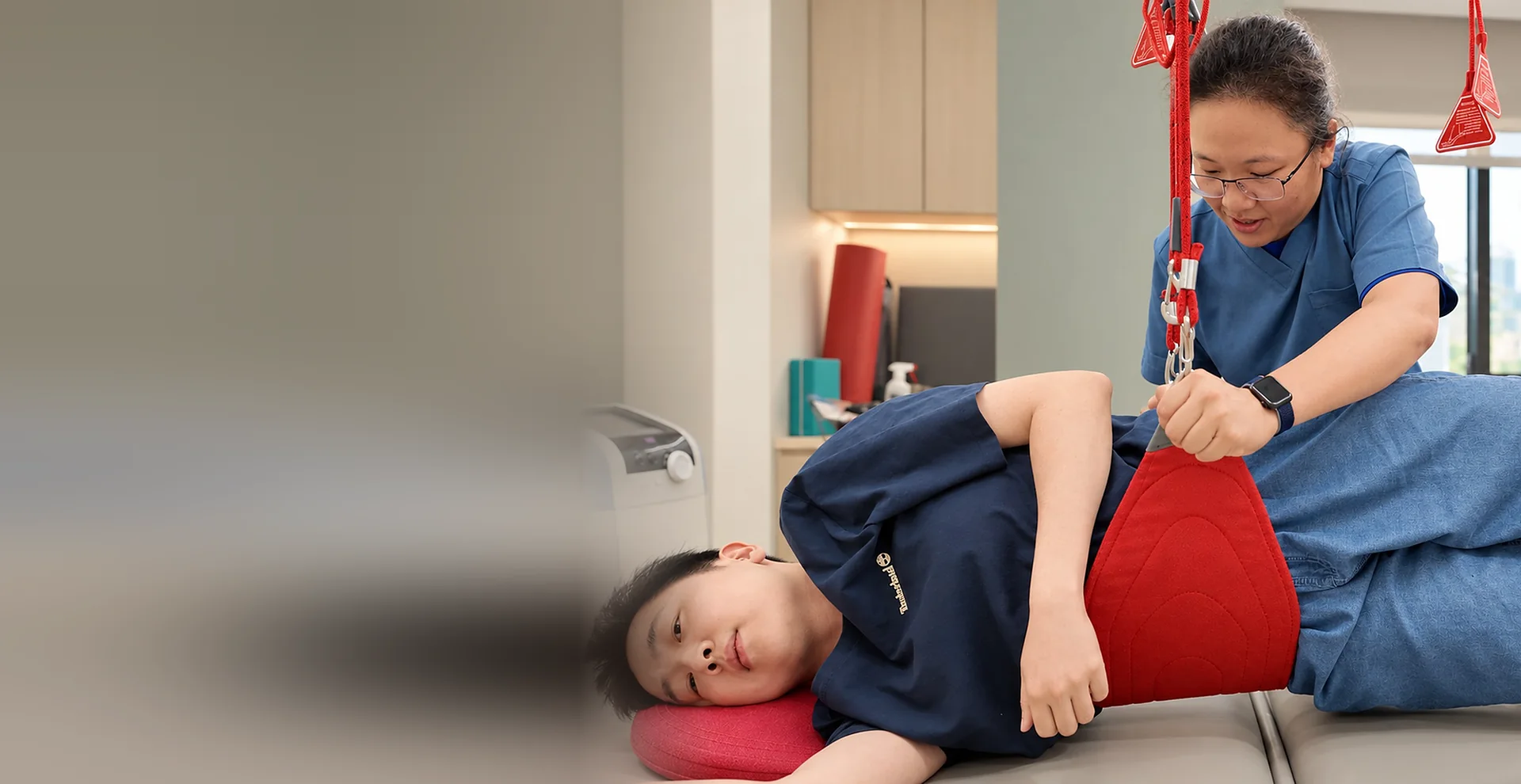 嘉誼診所實景：物理治療師以懸吊系統協助病人做運動治療