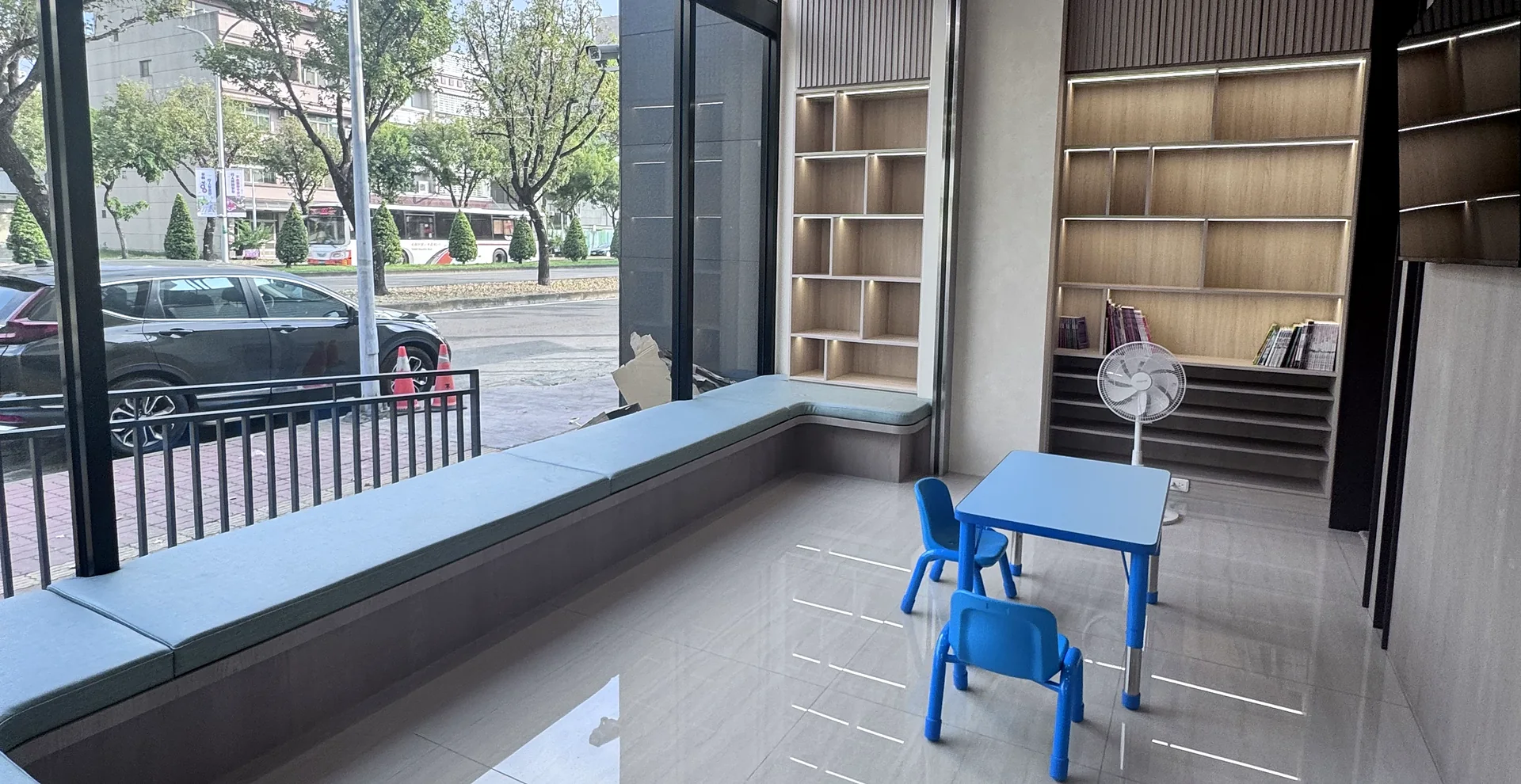 嘉誼診所實景：窗邊角落的兒童桌椅與書櫃